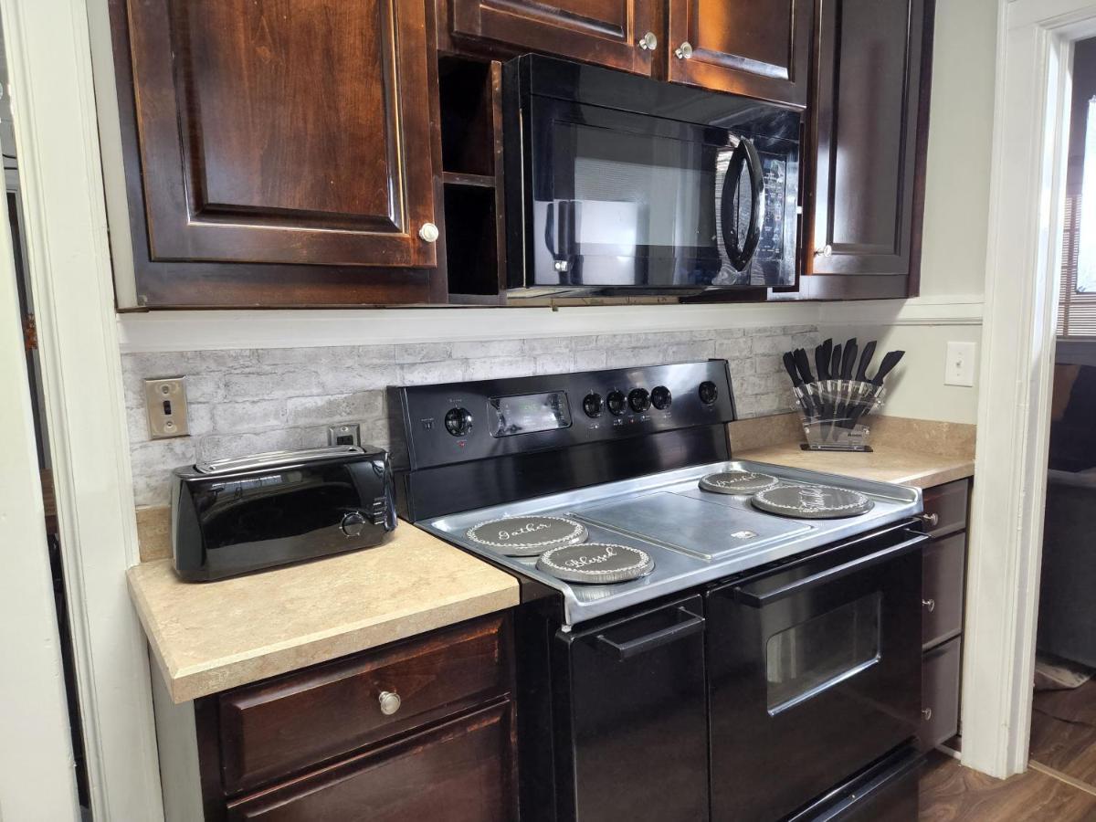 Spacious Centrally Located 3 Bed 2 Bath - Sleeps 8 蒙哥马利 外观 照片